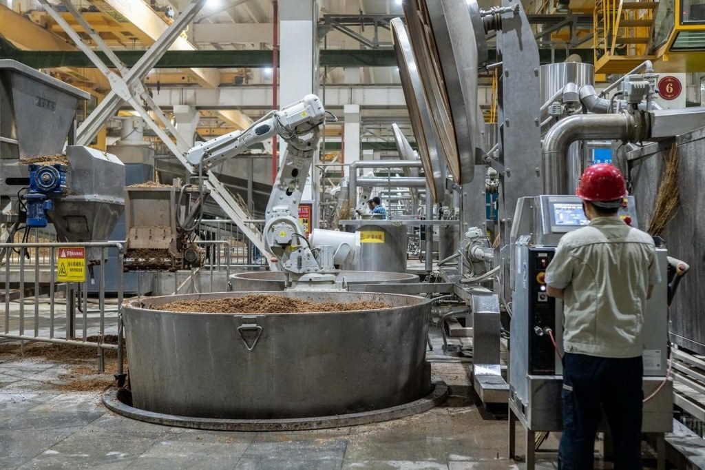 907車(chē)間里，機(jī)械臂正在撒料裝甑。嚴(yán)磊攝