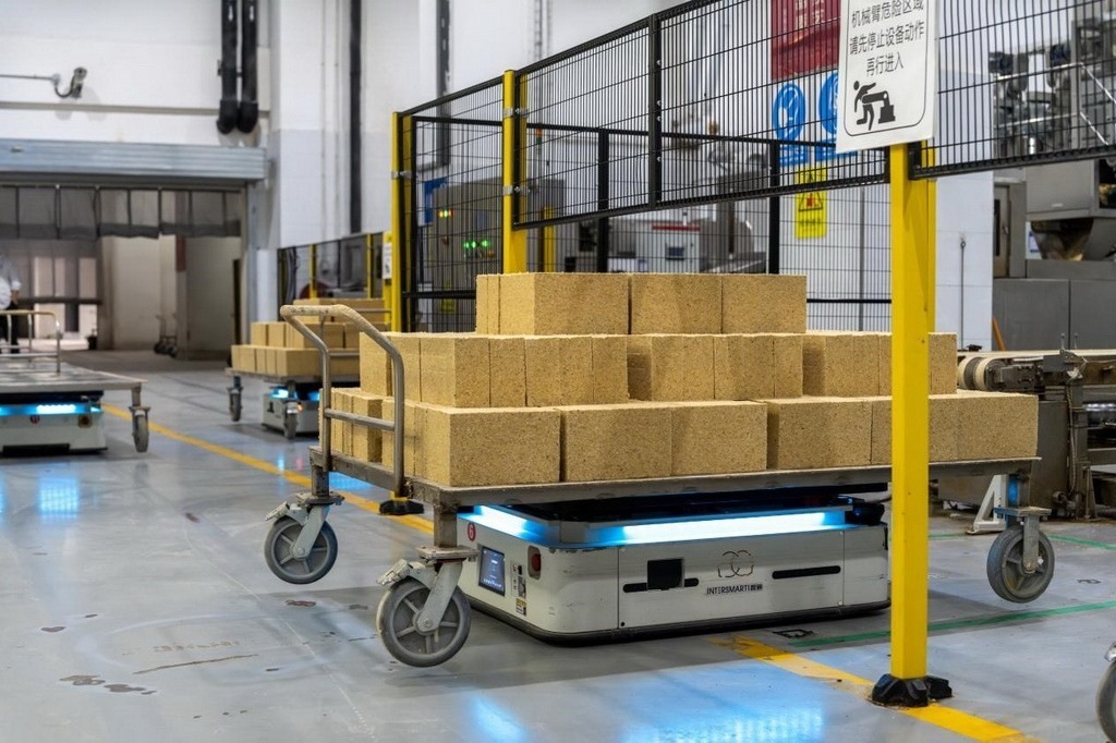 在701制曲車(chē)間，運(yùn)輸機(jī)器人等智能化設(shè)備已實(shí)現(xiàn)規(guī)?；瘧?yīng)用。王哲攝