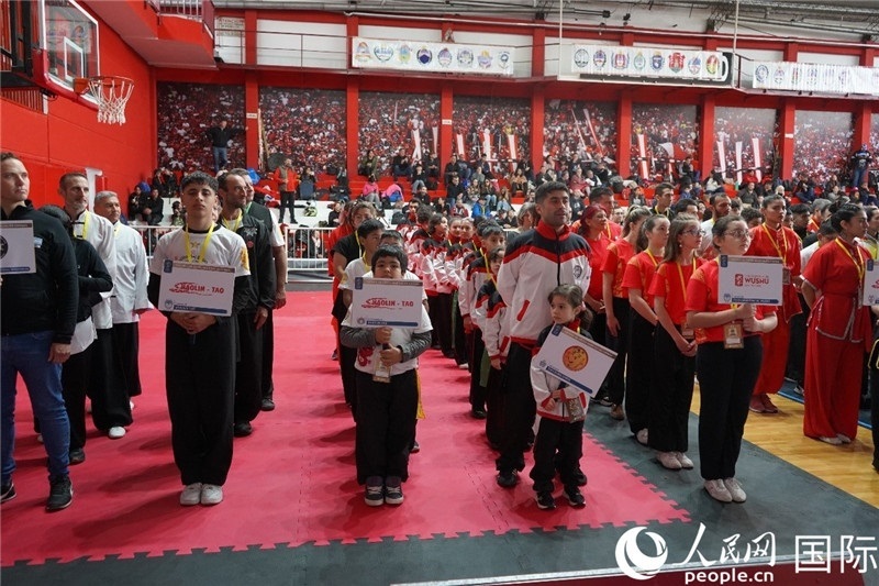 圖為開幕式現(xiàn)場運(yùn)動員入場儀式。人民網(wǎng)記者 許放攝