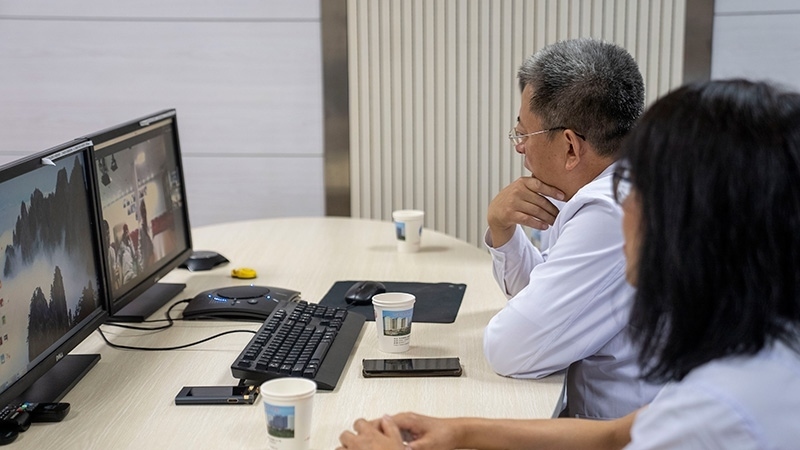 新疆醫(yī)科大學第一附屬醫(yī)院專家團隊與哈薩克斯坦國立科學研究中心的專家對患者進行跨國遠程會診。人民網(wǎng)記者 許崢攝