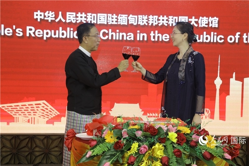 圖為曹靜臨時代辦與溫欣副總理祝酒。人民網記者 謝佳君攝