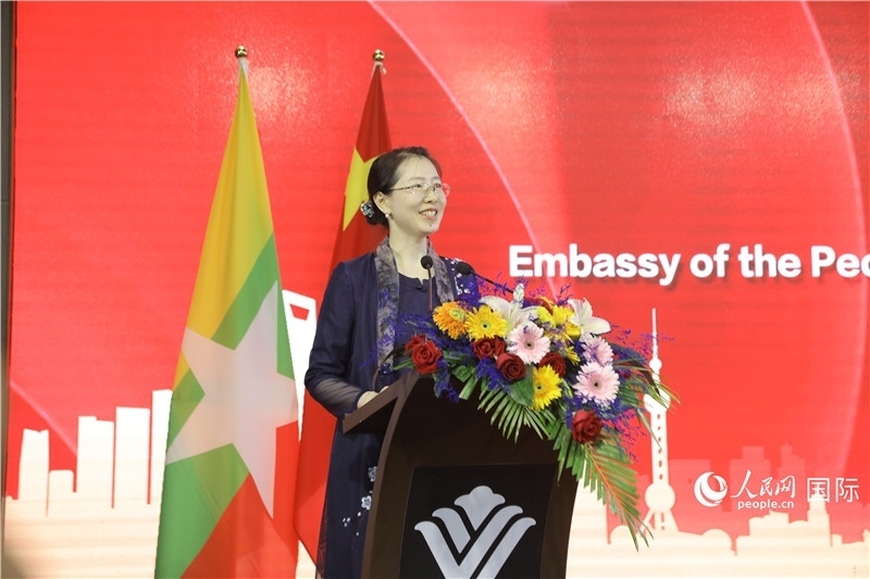 圖為使館臨時代辦曹靜致辭。人民網記者 謝佳君攝