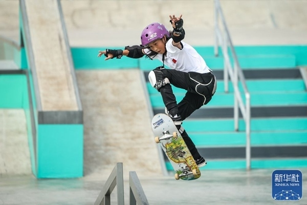 9月27日，中國(guó)選手崔宸曦在比賽中。當(dāng)日，在錢(qián)塘輪滑中心舉行的杭州亞運(yùn)會(huì)女子街式?jīng)Q賽中，中國(guó)選手崔宸曦以242.62分的成績(jī)奪得冠軍，曾文蕙獲得亞軍，日本選手伊藤美優(yōu)獲得季軍。新華社記者 潘昱龍攝