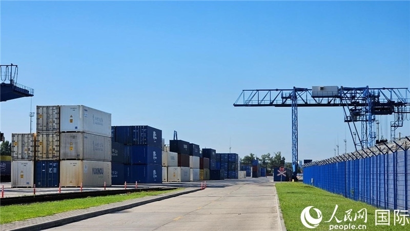 布列斯特北站，堆滿了來(lái)自中國(guó)的貨物。人民網(wǎng)記者 王震攝