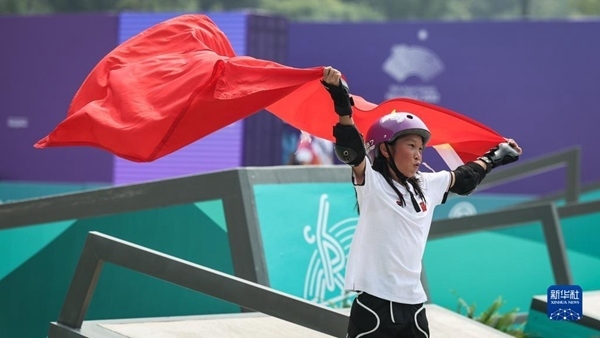 9月27日，崔宸曦在賽后慶祝奪冠。當(dāng)日，在錢塘輪滑中心舉行的杭州亞運會女子街式?jīng)Q賽中，中國選手崔宸曦以242.62分的成績奪得冠軍，曾文蕙獲得亞軍，日本選手伊藤美優(yōu)獲得季軍。新華社記者 潘昱龍攝