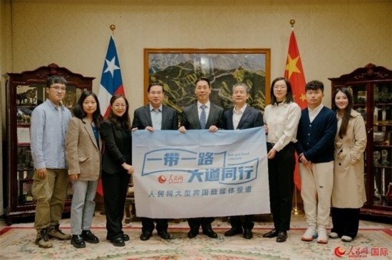 牛清報大使（中）與人民網(wǎng)、人民日報社記者合影。 人民網(wǎng)記者 張若涵攝