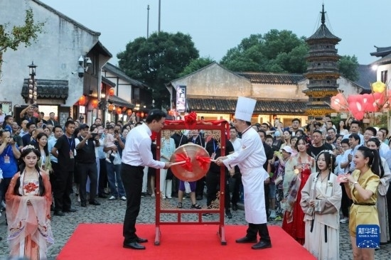 9月27日拍攝的2023年南翔國潮大會暨第十七屆上海南翔小籠文化展開幕儀式現(xiàn)場。