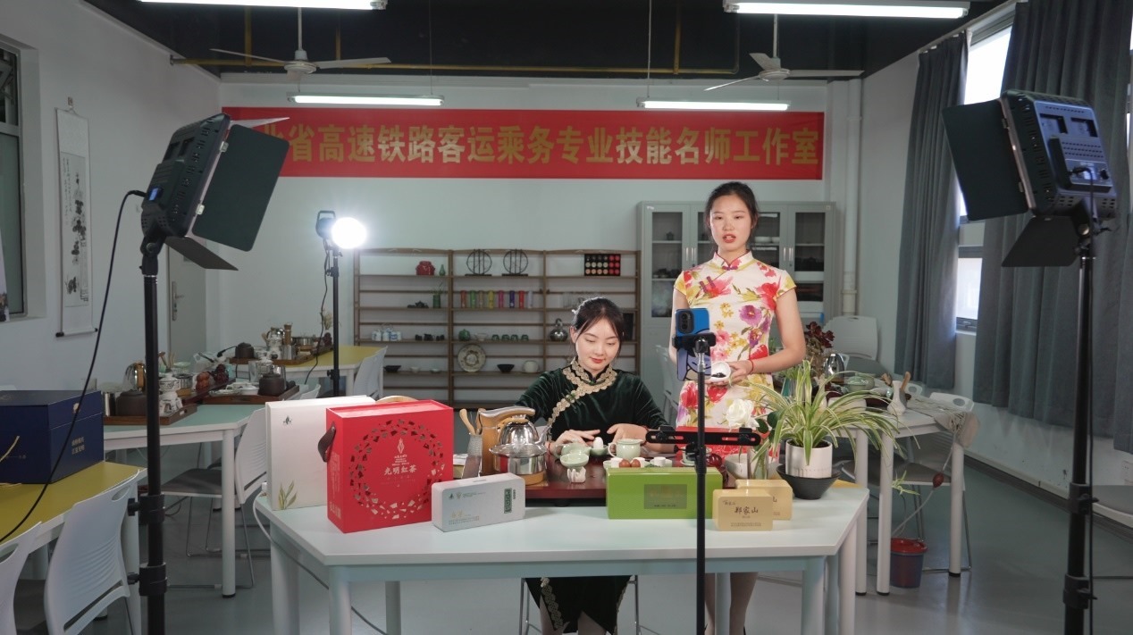 學生們正在直播。受訪單位供圖