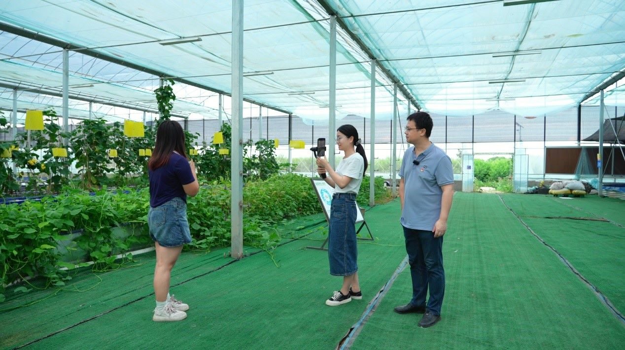 學生們正在現(xiàn)場直播。受訪單位供圖