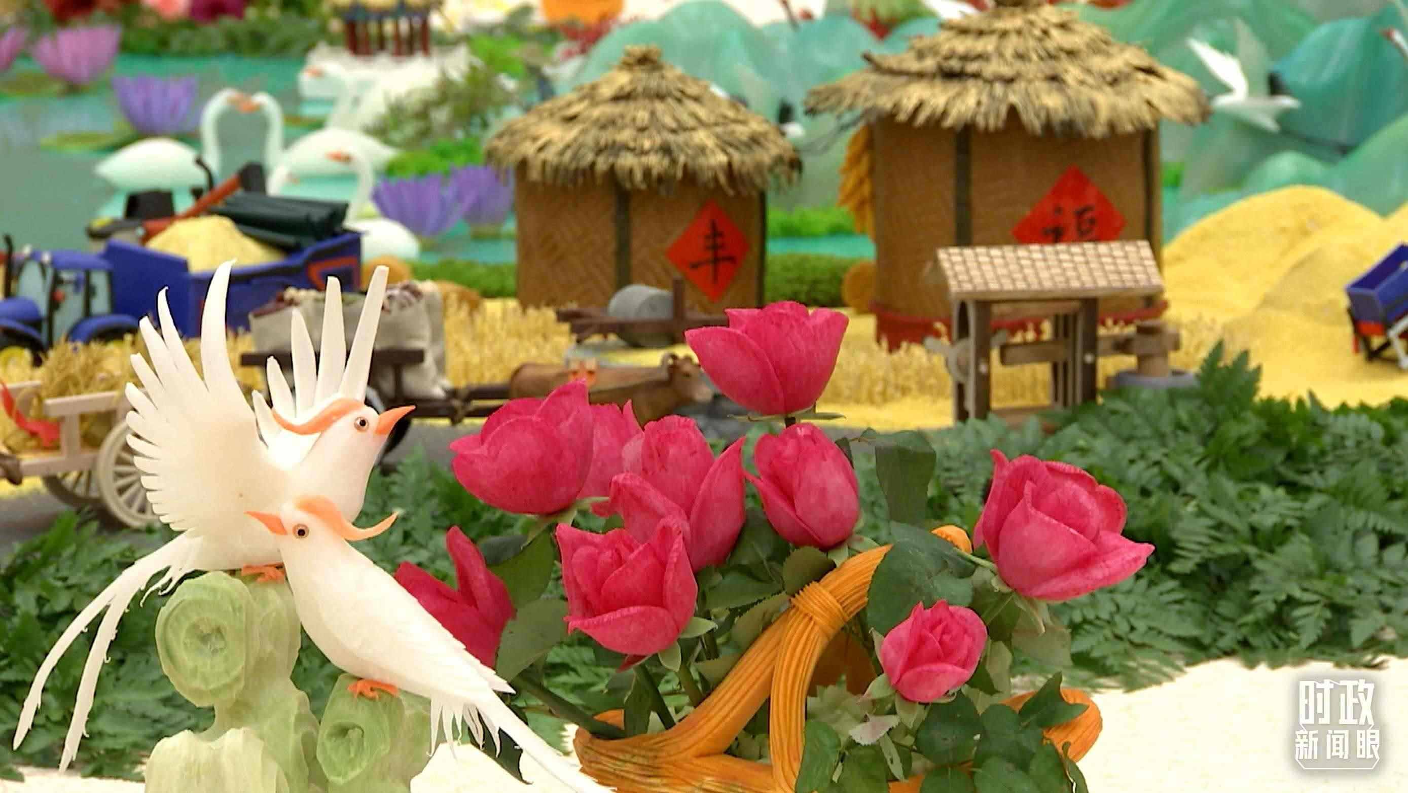 △宴會(huì)廳內(nèi)，節(jié)日氛圍濃郁。