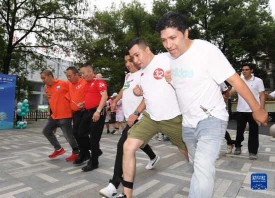 9月28日，在柯橋柯亭社區(qū)，各民族居民參加趣味運動會。