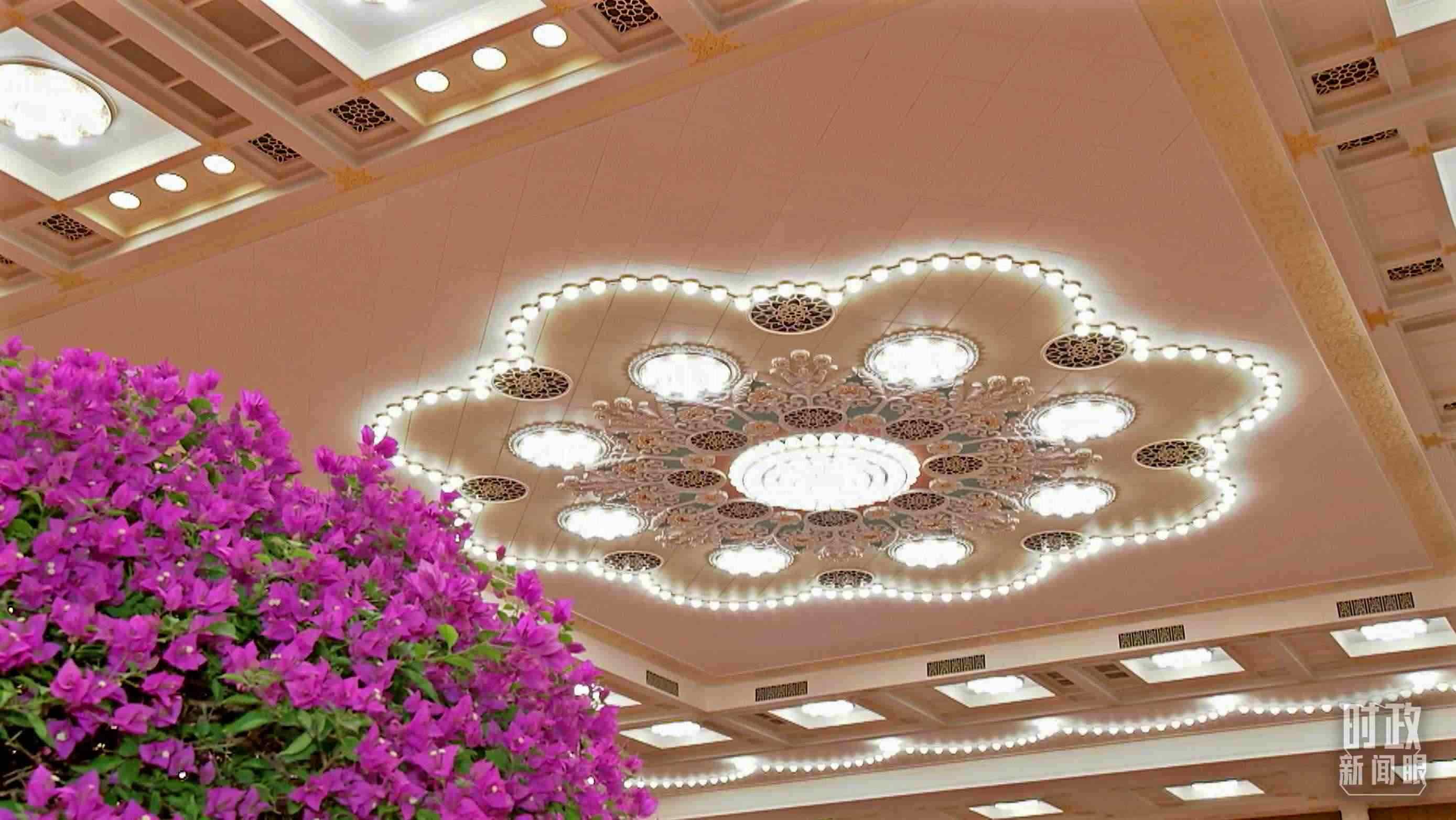 △人民大會(huì)堂宴會(huì)廳，華燈璀璨、鮮花綻放。