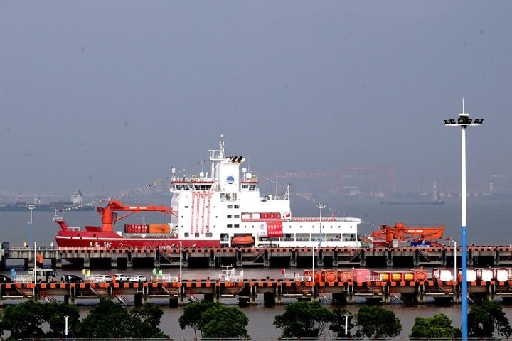 9月27日，“雪龍2”號極地科考破冰船停泊在中國極地考察國內(nèi)基地碼頭。當(dāng)日，由自然資源部組織的中國第13次北冰洋科學(xué)考察隊乘“雪龍2”號極地科考破冰船返回上海，標(biāo)志著中國第13次北冰洋科學(xué)考察任務(wù)圓滿完成。新華社記者 張建松 攝