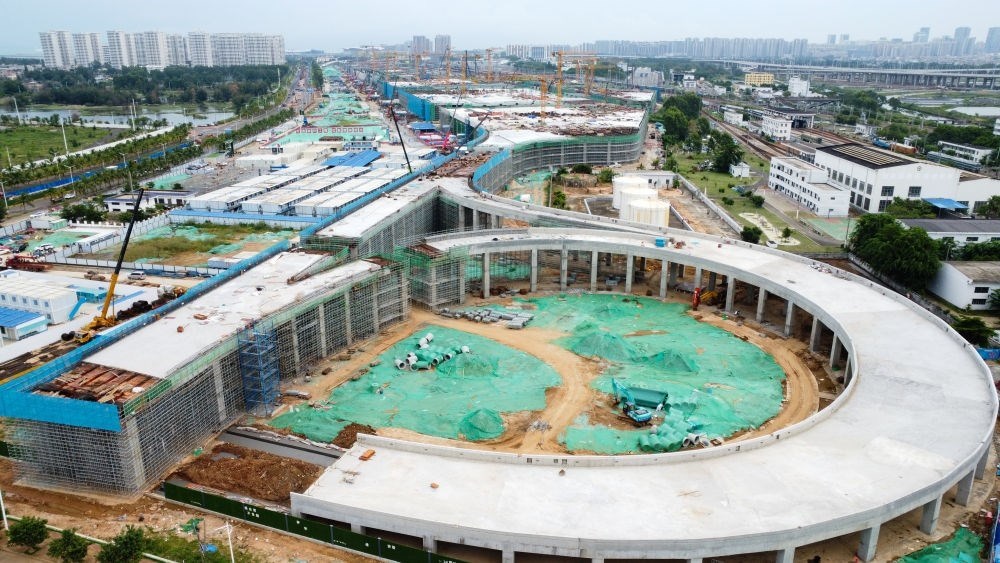 9月9日拍攝的?？谛潞８酆湍细邸岸€口岸”（貨運）集中查驗場所建設(shè)項目（無人機照片）。該項目是海南自貿(mào)港封關(guān)運作重點項目。新華社記者 楊冠宇 攝