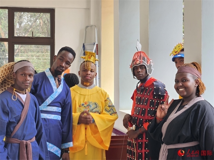 28日，肯尼亞內(nèi)羅畢大學(xué)孔子學(xué)院舉行“詩(shī)劇頌中秋，中肯共月明”中秋慶典，情景劇《嫦娥奔月》部分演員合影。人民網(wǎng)記者 黃煒鑫攝