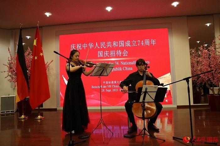 青年音樂家為來賓們現(xiàn)場演奏《我和我的祖國》。人民網(wǎng)記者 劉仲華攝