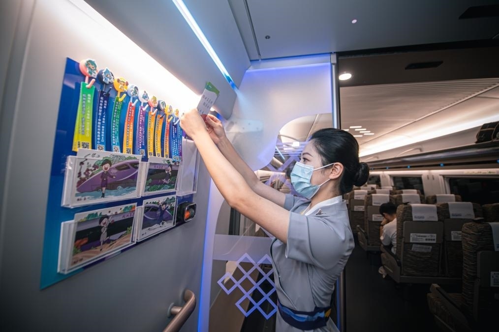 2023年9月16日，復(fù)興號(hào)亞運(yùn)智能動(dòng)車(chē)組列車(chē)正式載客運(yùn)營(yíng)。新華社記者 江漢 攝