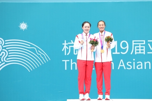 9月29日，鄭欽文(右)和朱琳在頒獎儀式上合影。當日，在杭州亞運會網(wǎng)球女子單打決賽中，中國代表團選手鄭欽文2:0戰(zhàn)勝隊友朱琳奪得冠軍。人民網(wǎng)記者 李乃妍攝