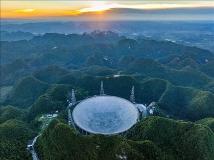 “中國(guó)天眼”全景（維護(hù)保養(yǎng)期間拍攝）。新華社記者 歐東衢 攝