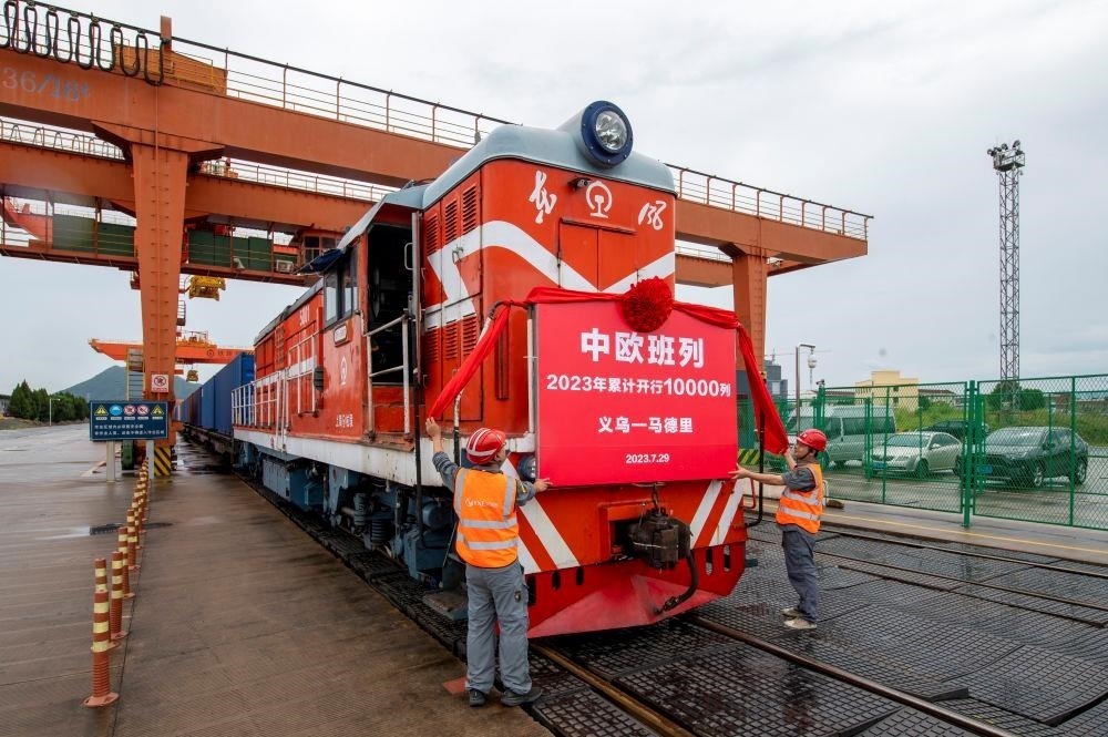 △2023年7月29日，滿載110個標(biāo)箱出口貨物的X8020次中歐班列從浙江義烏西站準(zhǔn)備啟程。