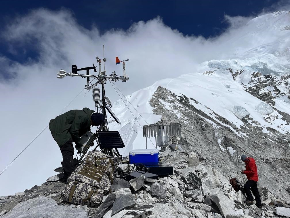 科考隊員在海拔6450米架設自動氣象站（9月25日攝）。（圖片由第二次青藏科考隊科考隊員提供）