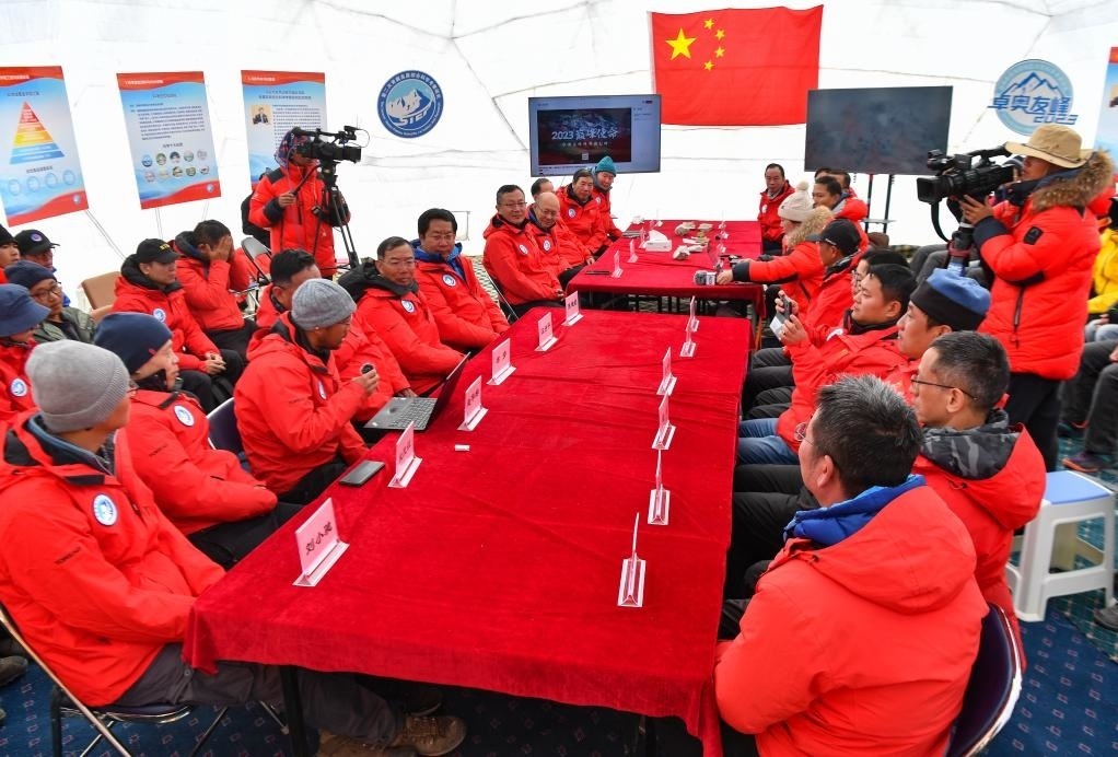 海拔4950米的卓奧友峰科考大本營，科考隊員趙華標（手拿麥克風看電腦者）在宣讀剛剛接收到的頂峰氣象觀測數(shù)據(jù)，這標志著峰頂自動氣象站架設成功，成功傳回觀測數(shù)據(jù)（10月1日攝）。新華社記者晉美多吉 攝