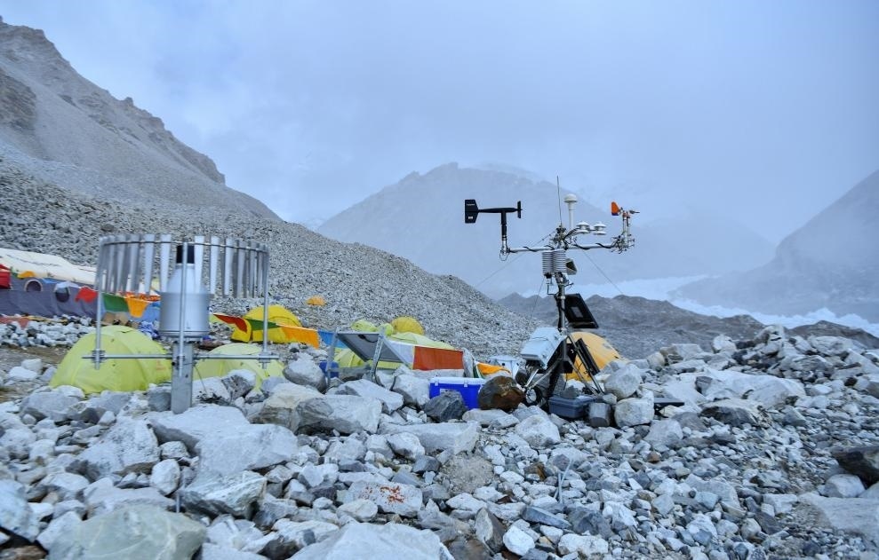 位于海拔5700米卓奧友峰前進營地的自動氣象站（9月29日攝）。新華社記者晉美多吉 攝