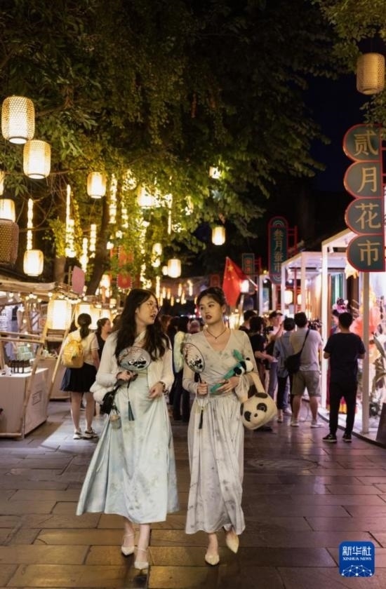 在成都寬窄巷子，兩位來自安徽的游客在新“十二月市”街區(qū)游覽（9月29日攝）。