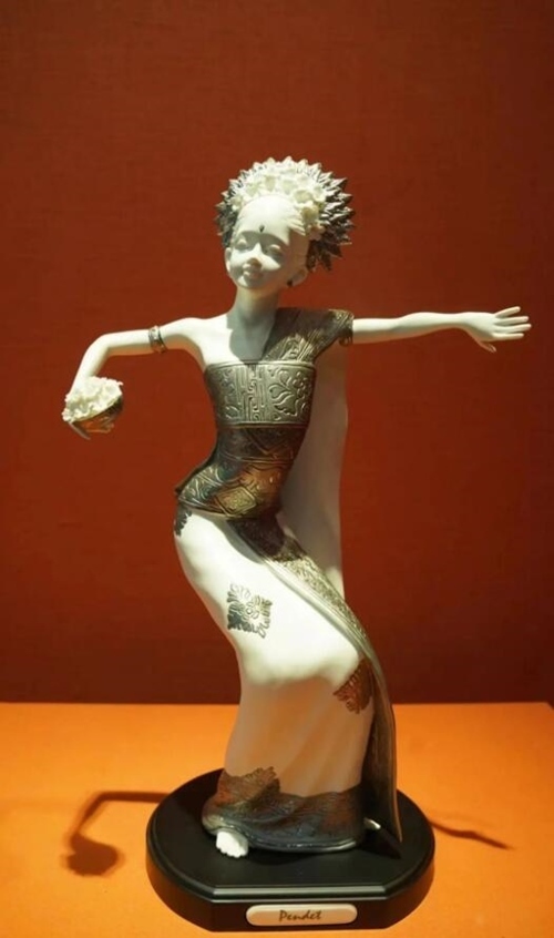 2013年10月，時任印度尼西亞總統(tǒng)蘇西洛贈送習(xí)近平主席的鑲錫瓷塑舞者。