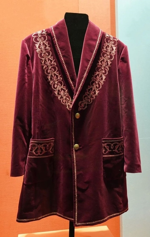 2013年9月，時任哈薩克斯坦總統(tǒng)納扎爾巴耶夫贈送習(xí)近平主席的哈薩克斯坦民族服裝。