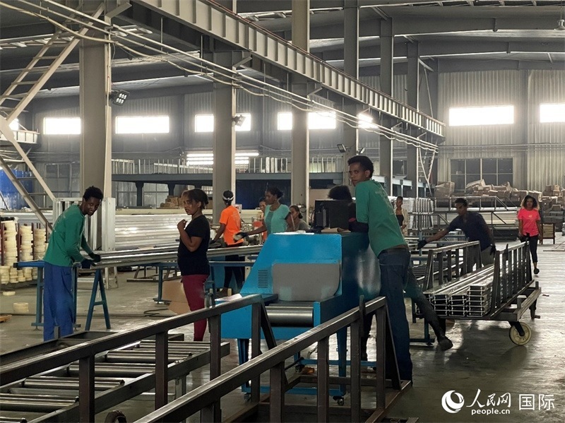 東方工業(yè)園華嘉鋁業(yè)生產(chǎn)車間。人民網(wǎng)記者 趙艷紅攝