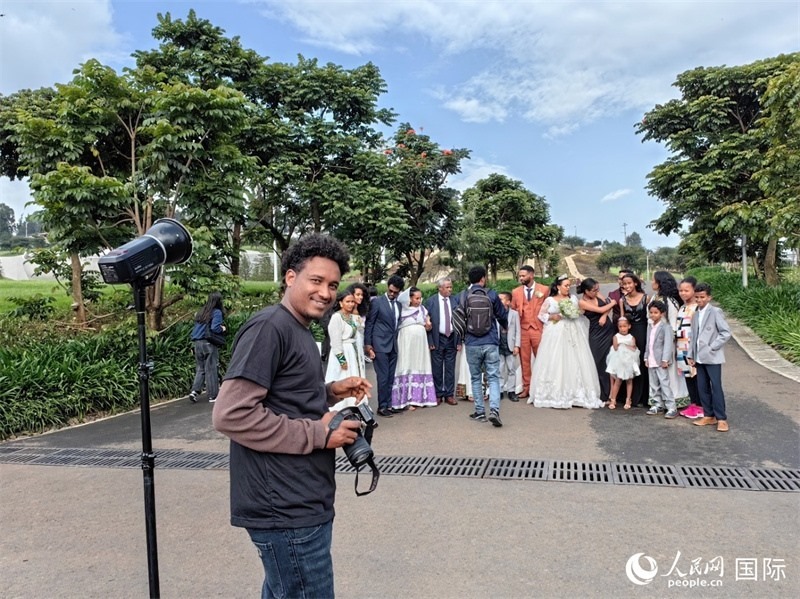 一對新人和親友在亞的斯亞貝巴友誼廣場合影。人民網(wǎng)記者 陳星星攝