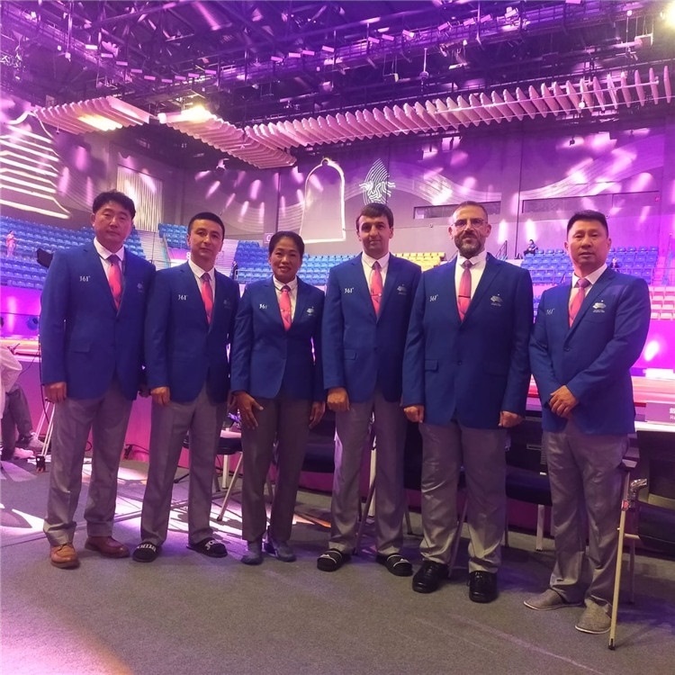 詹多斯·基亞諾夫與各國裁判員合影（左二）。 受訪者供圖