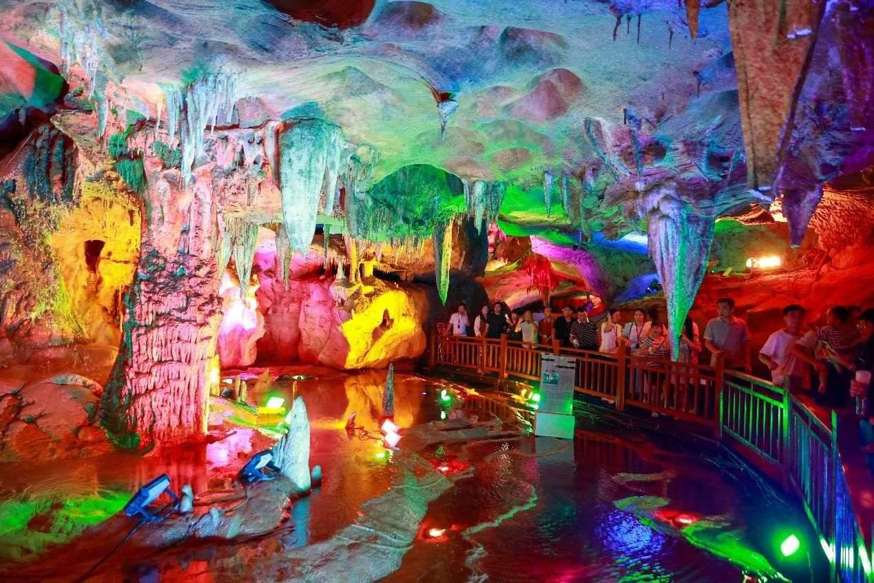 國慶假期期間，江西萬年神農(nóng)宮景區(qū)游人如織。受訪者供圖