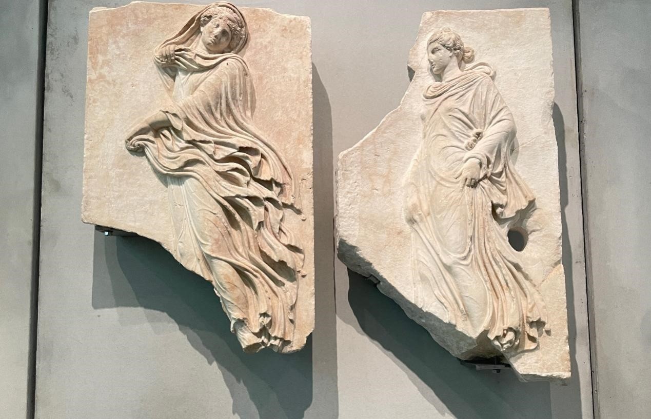 出自酒神劇場的浮雕，刻畫了舞者的形象。人民網(wǎng)記者 郭冠華攝