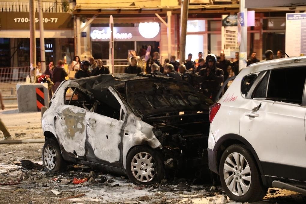 這是10月7日在以色列特拉維夫拍攝的遭火箭彈破壞的車輛。新華社發(fā)