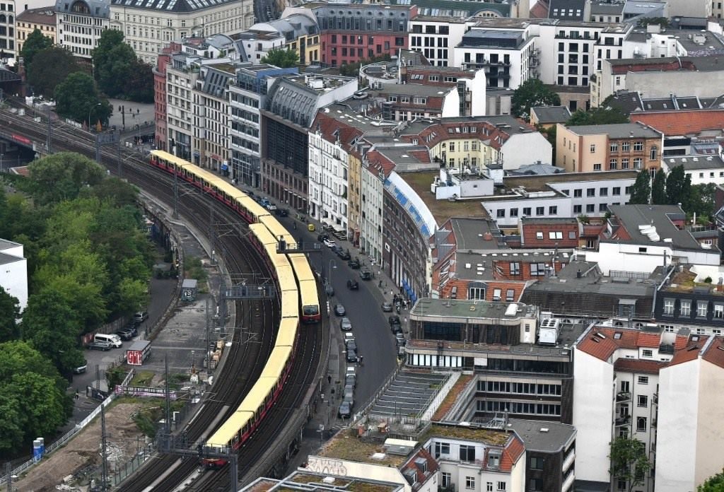 5月23日，列車(chē)在德國(guó)柏林市區(qū)行駛。新華社記者任鵬飛攝