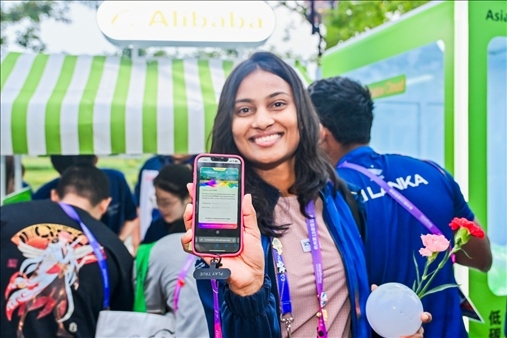 亞運村運動員正在展示個人的低碳賬戶。 受訪者供圖