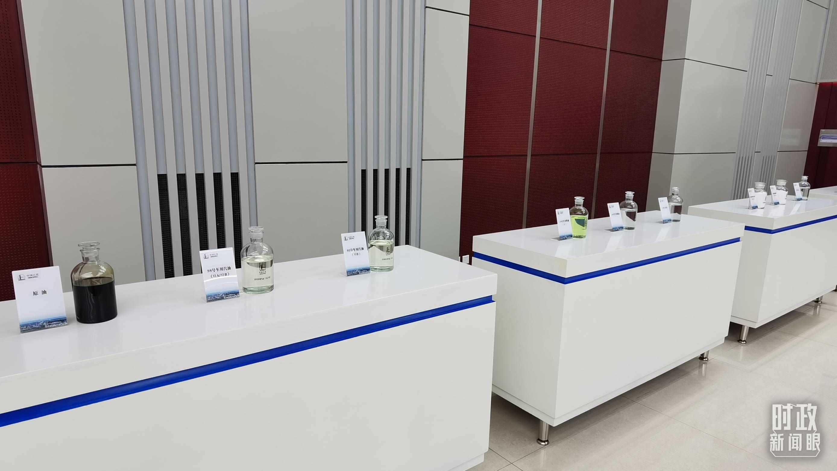 △中國(guó)石化九江分公司生產(chǎn)的產(chǎn)品展示。（總臺(tái)央視記者郭鴻拍攝）