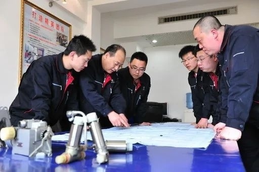 △李志強（左二）與班組成員在研究工作。