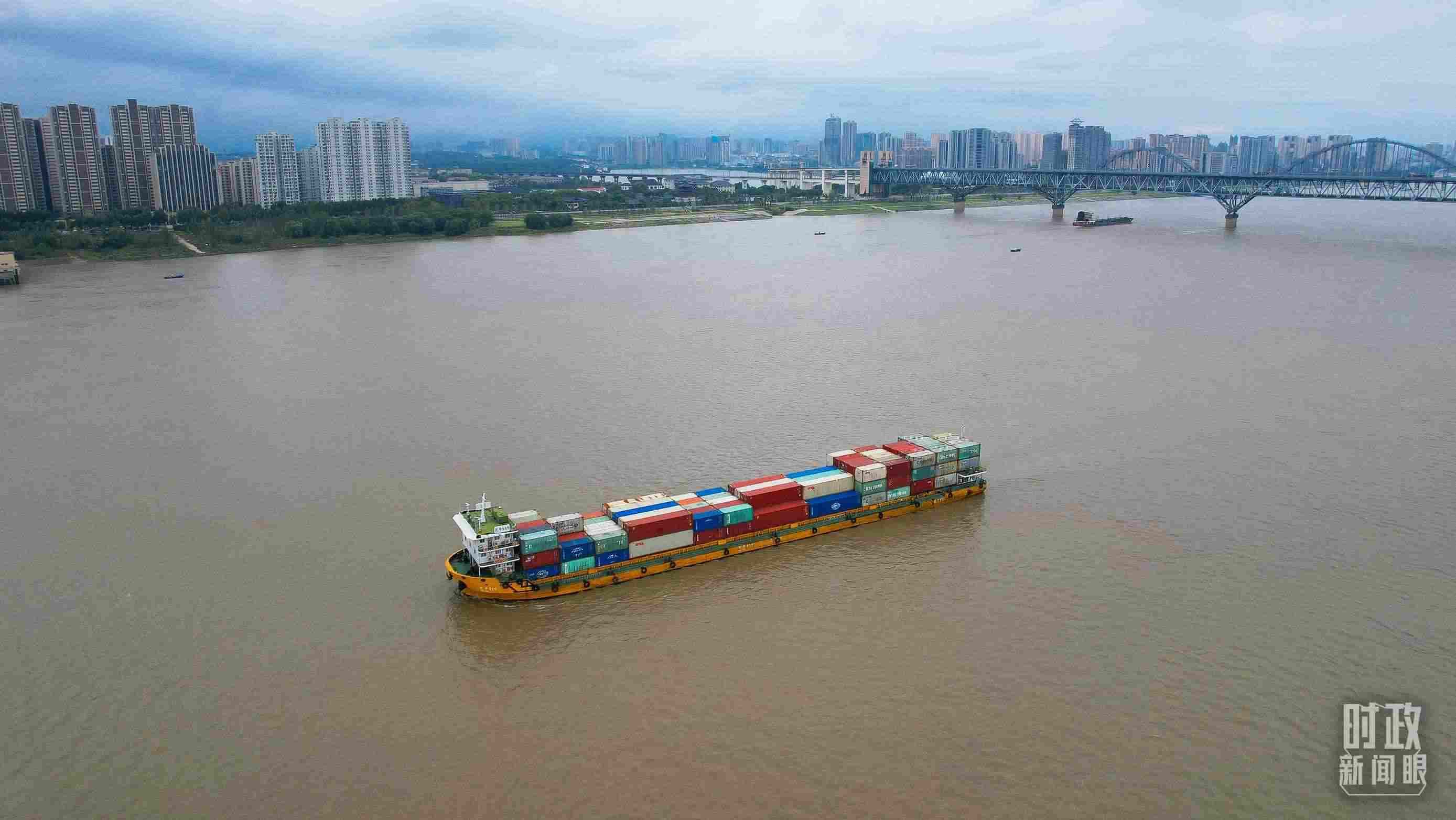 △長(zhǎng)江九江段。（總臺(tái)央視記者范凱拍攝）