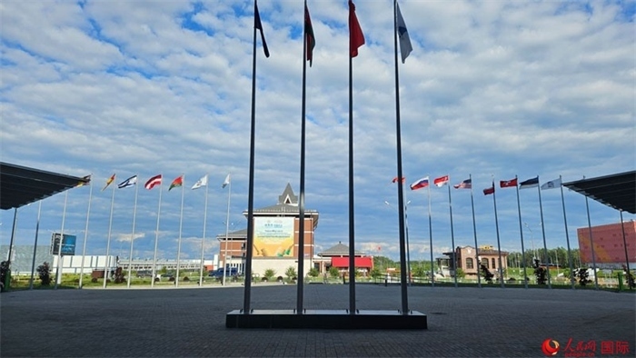 中白工業(yè)園內(nèi)，多國國旗飄揚。園區(qū)已有來自16個國家和地區(qū)的企業(yè)入駐。人民網(wǎng)記者 朱虹攝