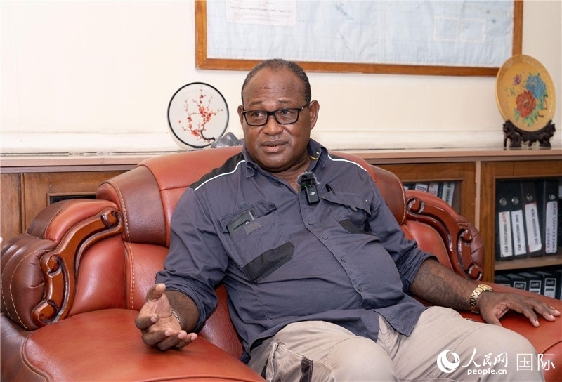 2023年9月13日，所羅門群島副總理兼基礎(chǔ)設(shè)施和發(fā)展部長梅納西·梅蘭加在首都霍尼亞拉接受人民網(wǎng)記者專訪。人民網(wǎng) 賀吉攝