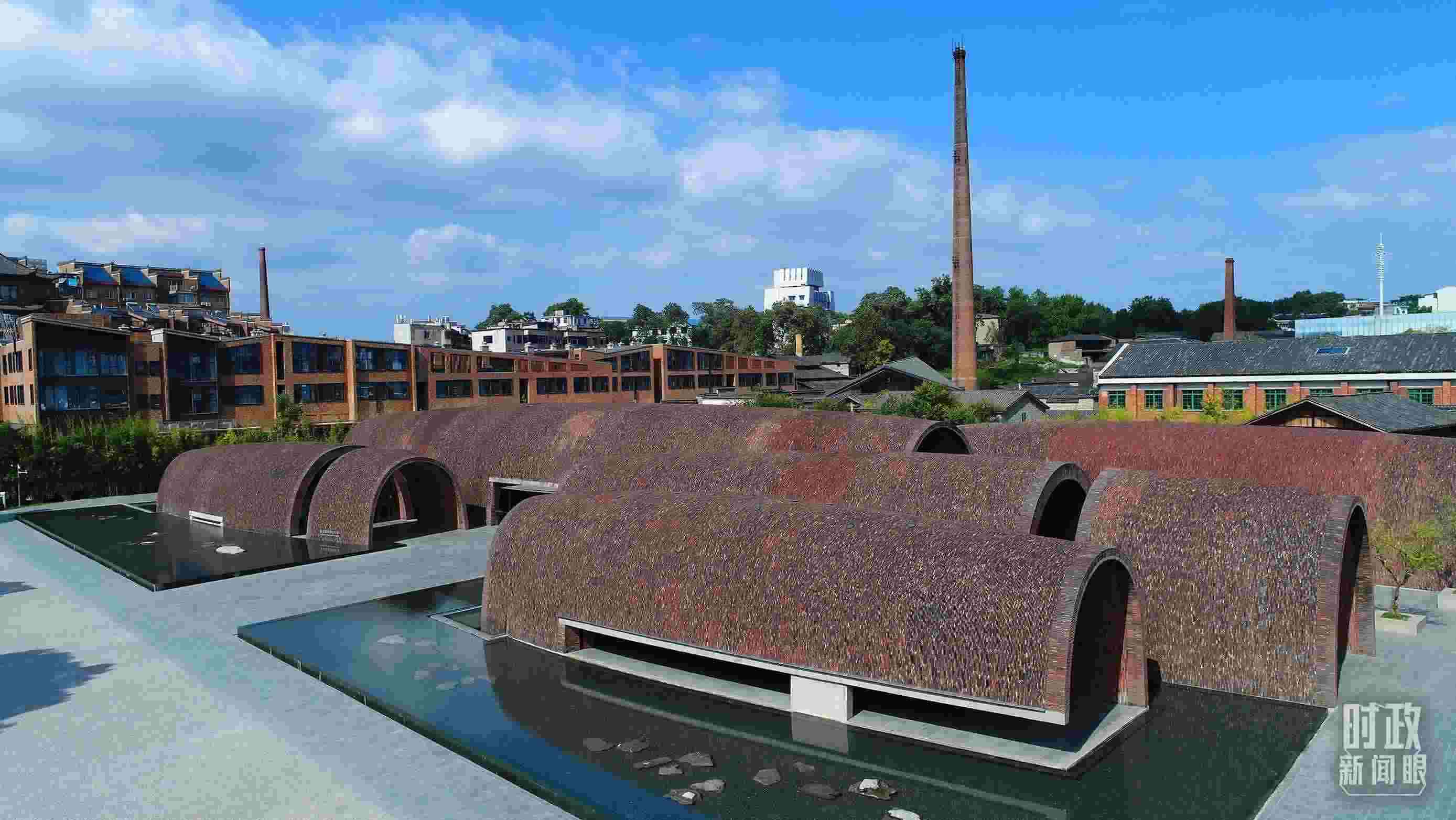 △街區(qū)內的博物館，借鑒了景德鎮(zhèn)清代獨創(chuàng)的蛋形柴窯構造特點。（總臺央視記者范凱拍攝）