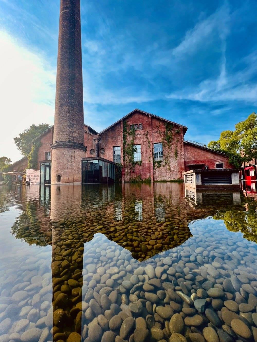 ↑景德鎮(zhèn)陶溪川文創(chuàng)街區(qū)一景（2023年5月15日攝）。