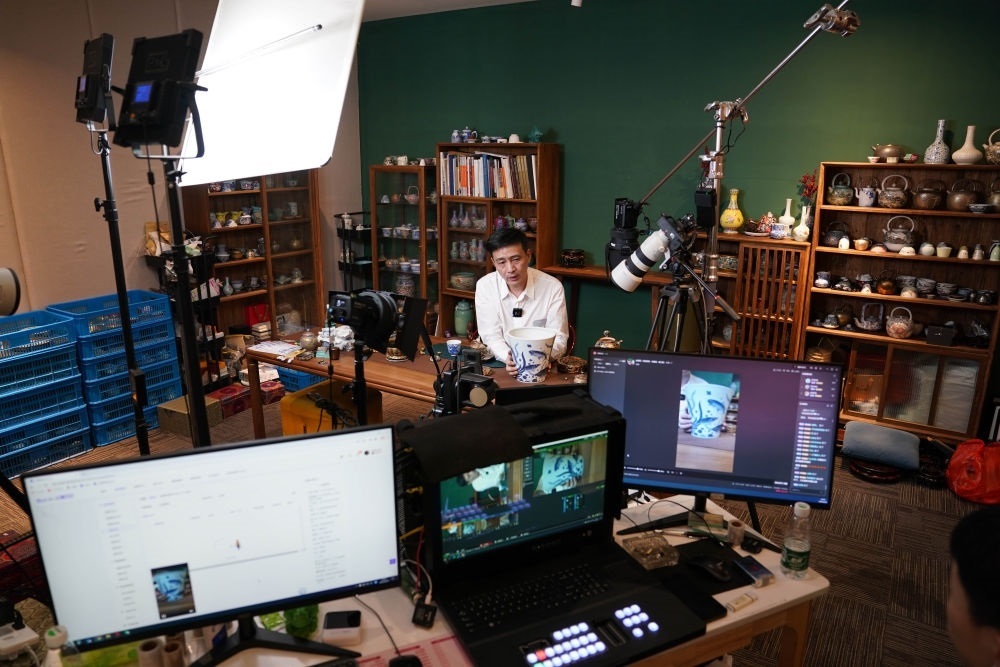 ↑在景德鎮(zhèn)，工作人員通過網(wǎng)絡(luò)直播推介陶瓷產(chǎn)品（2023年2月22日攝）。