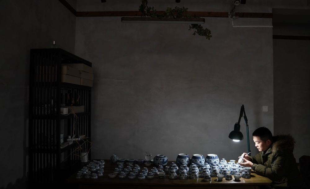 ↑ 2020年12月23日，手工陶瓷制作者在工作室檢測成品。