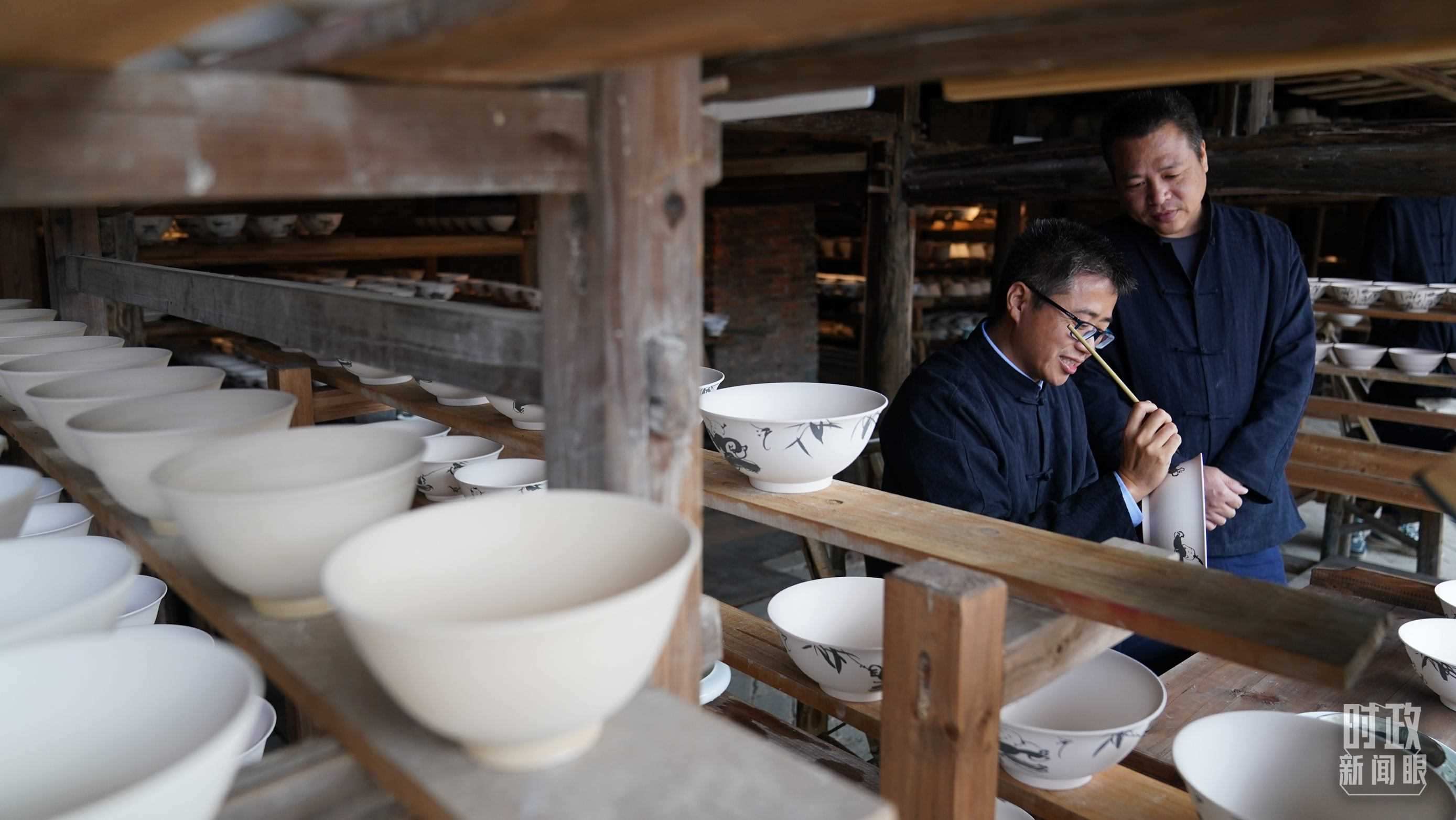 △非遺傳承人正在繪制瓷器。（總臺國廣記者李晉拍攝）