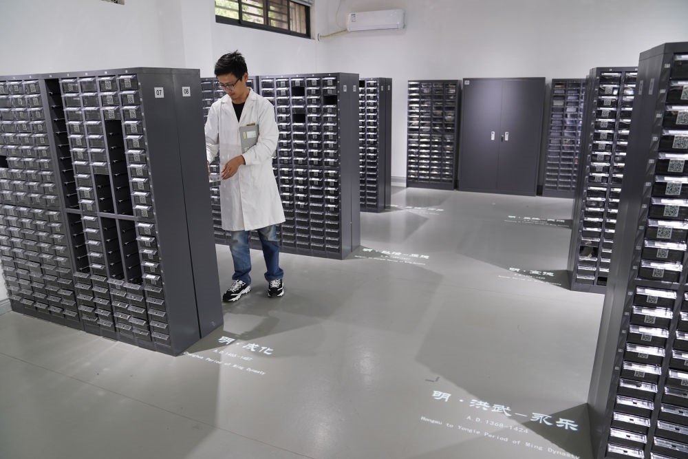 ↑工作人員在古陶瓷基因庫里工作（2023年5月16日攝）。