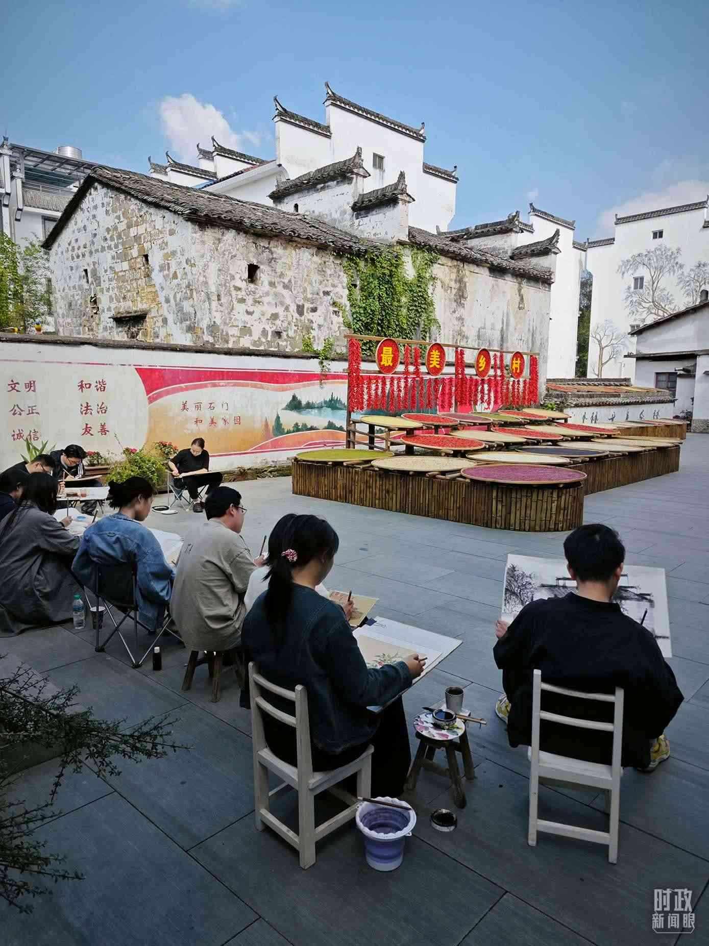 △來自中國美術學院的同學在石門村寫生。（總臺央視記者郁振一拍攝）